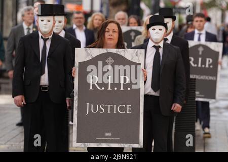 Des représentants de parents pour la justice, dont les proches ont été assassinés pendant les troubles, protestent à Westminster, Londres, contre l'introduction par le gouvernement britannique d'une législation héritée controversée alors que le projet de loi sur les troubles en Irlande du Nord (héritage et réconciliation) reçoit sa deuxième lecture à la Chambre des communes. Date de la photo: Mardi 24 mai 2022. Banque D'Images