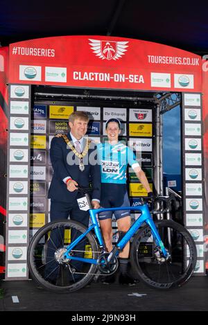Sammie Stuart de l'équipe LDN Brother UK sur le podium dans la série Sportsbreaks Tour série de la cinquième course à Clacton on Sea, Essex, Royaume-Uni. Avec vélo Banque D'Images