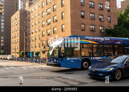 Un autobus NYCTA passe devant le complexe d'appartements NYCHA Fulton Houses à Chelsea, à New York, le dimanche 22 mai 2022. (© Richard B. Levine) Banque D'Images