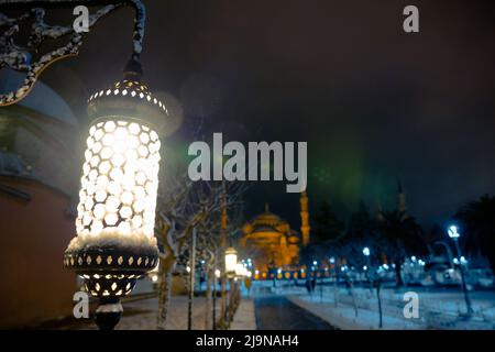 Lampe et Mosquée bleue ou mosquée Sultanahmet en hiver à Istanbul. Photo de fond d'Istanbul. Bruit inclus. Mise au point sélective sur la lampe. Banque D'Images