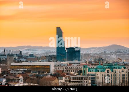 Tbilissi, Géorgie. Radisson Blu Hotel sur fond de paysage urbain durant les lumières du coucher du soleil. Vue en hauteur sur la ville de Tbilissi au coucher du soleil. Banque D'Images