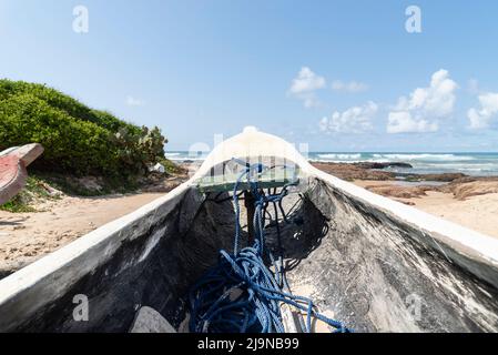 Canoës de pêche amarrés dans le sable de la plage. Ville de Salvador, capitale de Bahia, Brésil. Banque D'Images