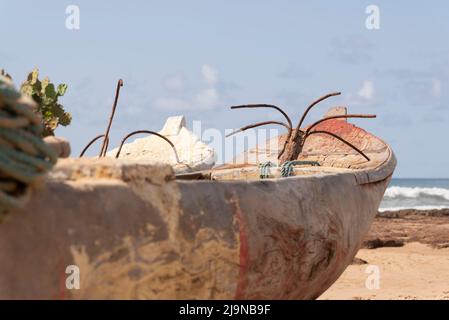 Canoës de pêche amarrés dans le sable de la plage. Ville de Salvador, capitale de Bahia, Brésil. Banque D'Images