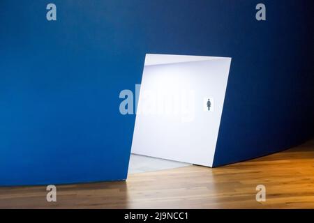 Architecture intérieure d'un mur bleu incurvé et d'un passage incliné éclairé menant à une entrée de toilettes publiques féminine à la Firesite Art Gallery Banque D'Images