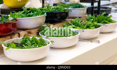 Buffet de salades avec légumes frais. Concept de saine alimentation Banque D'Images
