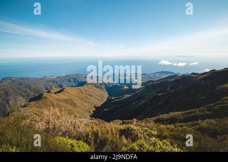 Vue sur l'île de Madère depuis la plus haute montagne, Pico Ruivo. Aventure sur une petite île dans l'océan Atlantique. Végétation verte se transformant en Banque D'Images