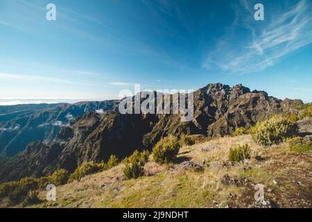 Vue sur l'île de Madère depuis la plus haute montagne, Pico Ruivo. Aventure sur une petite île dans l'océan Atlantique. Végétation verte se transformant en Banque D'Images