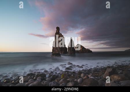 Place magique d'Ilheu da Ribeira da Janela près de la célèbre ville de Porto Moniz dans le nord-ouest de l'île de Madère, Portugal. Exposition longue à Banque D'Images