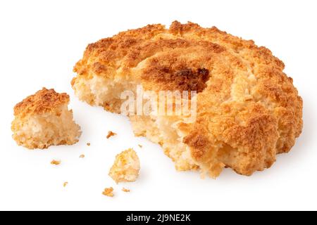 Biscuit de noix de coco cassé isolé sur blanc. Partiellement mangé avec de la chapelure. Banque D'Images