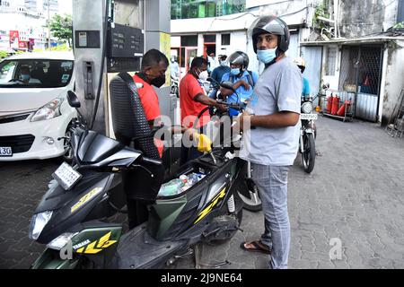 Colombo, Sri Lanka. 24th mai 2022. Les gens font du carburant à une station-service de Colombo, au Sri Lanka, le 24 mai 2022. La Ceylon Petroleum Corporation, propriété d'État du Sri Lanka, a de nouveau augmenté ses prix du carburant depuis mardi matin, alors que la pénurie de carburant continue dans le pays. Credit: Gayan Sameera/Xinhua/Alay Live News Banque D'Images