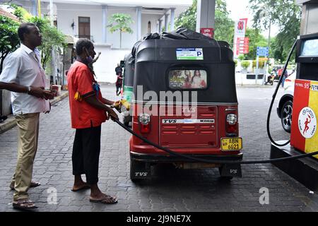 Colombo, Sri Lanka. 24th mai 2022. Les gens font du carburant à une station-service de Colombo, au Sri Lanka, le 24 mai 2022. La Ceylon Petroleum Corporation, propriété d'État du Sri Lanka, a de nouveau augmenté ses prix du carburant depuis mardi matin, alors que la pénurie de carburant continue dans le pays. Credit: Gayan Sameera/Xinhua/Alay Live News Banque D'Images