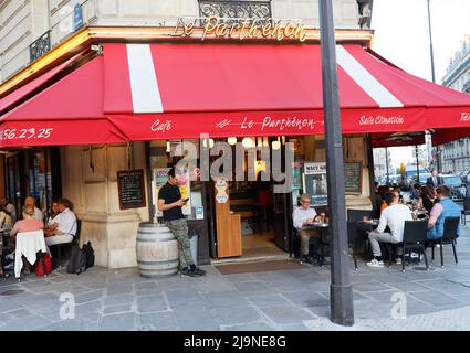 Paris, France-17 mai 2022 : le Parthénon est un café français traditionnel situé dans la rue Courcelles, dans le 8th arrondissement de Paris, en France. Banque D'Images