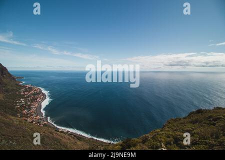 Vue depuis le belvédère de Cabo Girao, la plus haute falaise de Madère, de la ville de Funchal et de l'océan Atlantique. Vue aérienne par temps ensoleillé sur la pure na Banque D'Images