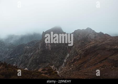 Vue sur l'île de Madère depuis la plus haute montagne, Pico Ruivo. Aventure sur une petite île dans l'océan Atlantique. Végétation verte se transformant en Banque D'Images