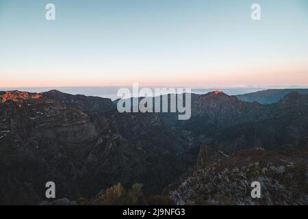 Vue sur l'île de Madère depuis la plus haute montagne, Pico Ruivo. Aventure sur une petite île dans l'océan Atlantique. Végétation verte se transformant en Banque D'Images