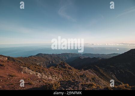 Vue sur l'île de Madère depuis la plus haute montagne, Pico Ruivo. Aventure sur une petite île dans l'océan Atlantique. Végétation verte se transformant en Banque D'Images