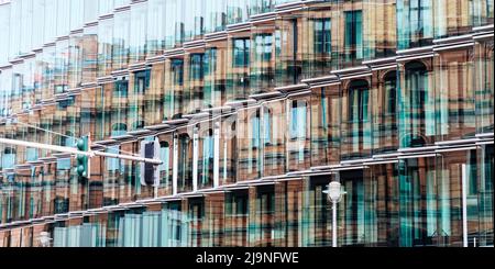 Photo prise lors d'un voyage à Berlin. Une promenade dans les rues de la ville a apporté quelques surprises sous la forme d'une façade magnifiquement réfléchissante. Banque D'Images