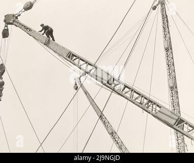 Lewis Hine - Photographie de construction - Jumping the Derrick Banque D'Images