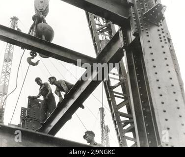 Lewis Hine - Photographie de construction - poutres et ouvriers de l'Empire State Building - 1931 Banque D'Images