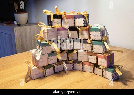 Une pile de cadeaux avec les noms des personnes qui y sont inscrits Banque D'Images