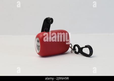 Lampe de poche à dynamo. Compact, idéal pour les sacs à dos, sac à main pour les boîtes à gants. Enroulez simplement la poignée pour la charger, pas de batterie à remplacer. Banque D'Images