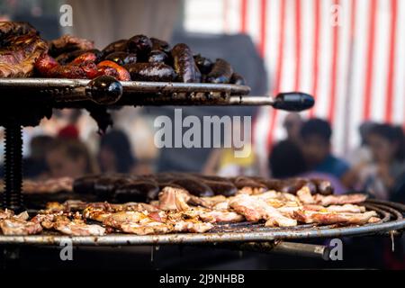 barbecue au chorizo, au pudding noir et au bacon dans une cabine de restauration rapide extérieure aux festivités de san isidro à madrid, en espagne Banque D'Images
