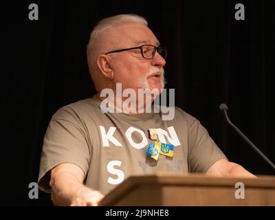 L'ancien président polonais Lech Walesa s'adresse au Club polonais et invite des invités à l'Université du Texas. Walesa est un homme d’État polonais, dissident et lauréat du prix Nobel de la paix, qui a été président de la Pologne de 1990 à 1995. Walesa est devenu le premier président démocratiquement élu de la Pologne depuis 1926 et le premier élu par vote populaire. Électricien de chantier naval par le commerce, Walesa est devenu le chef du mouvement solidarité polonais, et a dirigé un effort pro-démocratique réussi qui en 1989 a mis fin au régime communiste et a inauguré la fin de la Guerre froide. ©Bob Daemmrich Banque D'Images