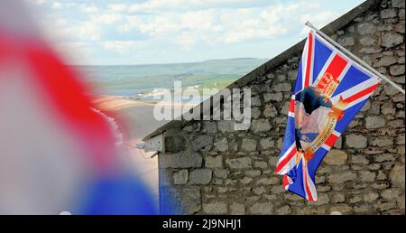 Île de Portland. 24th mai 2022. Météo Royaume-Uni. Le drapeau du Jubilé de platine de la Reine flotte sous le soleil chaud, au-dessus de la plage de Chesil, sur l'île de Portland. Crédit : stuart fretwell/Alay Live News Banque D'Images