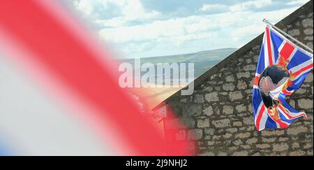 Île de Portland. 24th mai 2022. Météo Royaume-Uni. Le drapeau du Jubilé de platine de la Reine flotte sous le soleil chaud, au-dessus de la plage de Chesil, sur l'île de Portland. Crédit : stuart fretwell/Alay Live News Banque D'Images