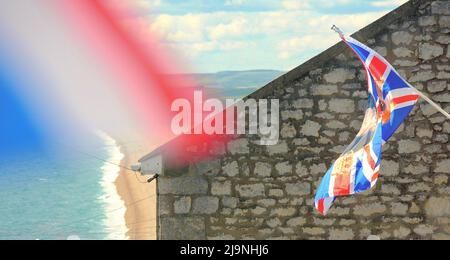 Île de Portland. 24th mai 2022. Météo Royaume-Uni. Le drapeau du Jubilé de platine de la Reine flotte sous le soleil chaud, au-dessus de la plage de Chesil, sur l'île de Portland. Crédit : stuart fretwell/Alay Live News Banque D'Images