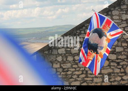 Île de Portland. 24th mai 2022. Météo Royaume-Uni. Le drapeau du Jubilé de platine de la Reine flotte sous le soleil chaud, au-dessus de la plage de Chesil, sur l'île de Portland. Crédit : stuart fretwell/Alay Live News Banque D'Images