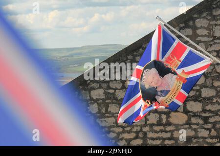 Île de Portland. 24th mai 2022. Météo Royaume-Uni. Le drapeau du Jubilé de platine de la Reine flotte sous le soleil chaud, au-dessus de la plage de Chesil, sur l'île de Portland. Crédit : stuart fretwell/Alay Live News Banque D'Images