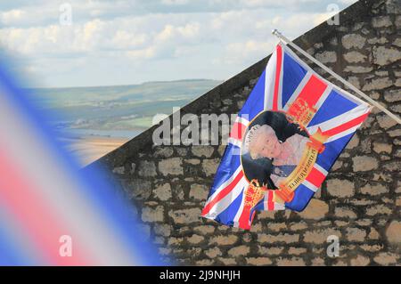 Île de Portland. 24th mai 2022. Météo Royaume-Uni. Le drapeau du Jubilé de platine de la Reine flotte sous le soleil chaud, au-dessus de la plage de Chesil, sur l'île de Portland. Crédit : stuart fretwell/Alay Live News Banque D'Images