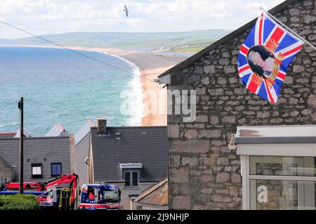 Île de Portland. 24th mai 2022. Météo Royaume-Uni. Le drapeau du Jubilé de platine de la Reine flotte sous le soleil chaud, au-dessus de la plage de Chesil, sur l'île de Portland. Crédit : stuart fretwell/Alay Live News Banque D'Images