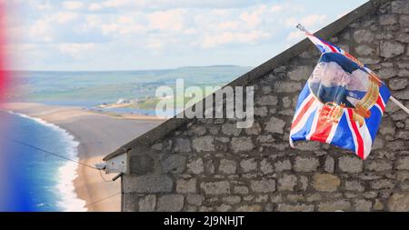 Île de Portland. 24th mai 2022. Météo Royaume-Uni. Le drapeau du Jubilé de platine de la Reine flotte sous le soleil chaud, au-dessus de la plage de Chesil, sur l'île de Portland. Crédit : stuart fretwell/Alay Live News Banque D'Images