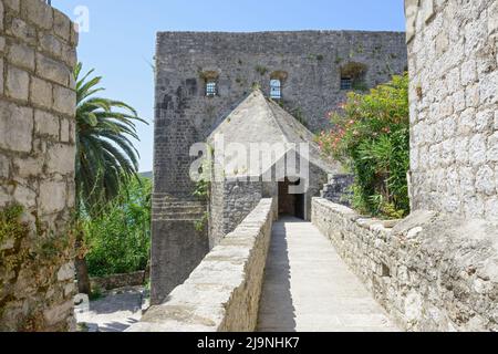 Vue le long de la rue Marka Vojnovića vers l'entrée de la forteresse forte Mare à Herceg Novi, Monténégro. Banque D'Images