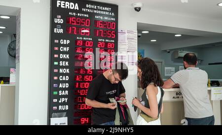 La livre turque continue de se déprécier; l'euro a dépassé 17 TL, le dollar a dépassé 16 TL. La livre turque qui avait été autour de 15 depuis longtemps, a vu 16 aujourd'hui. La lire turque s'est encore affaiblie à 16,1 par USD en mai. Les gens sont dans un bureau de change changeant leur argent à Izmir, en Turquie, le 24 mai 2022. Banque D'Images