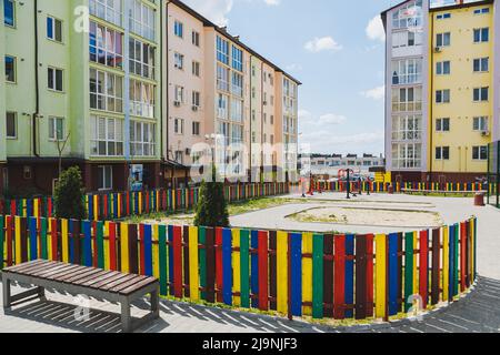 Nouveaux immeubles résidentiels de grande hauteur. Appartements avec balcon dans une nouvelle zone. Bâtiments résidentiels modernes. Aire de jeux pour enfants dans la cour de Banque D'Images