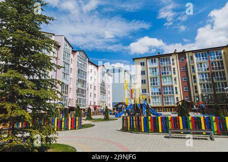 Nouveaux immeubles résidentiels de grande hauteur. Appartements avec balcon dans une nouvelle zone. Bâtiments résidentiels modernes. Aire de jeux pour enfants dans la cour de Banque D'Images