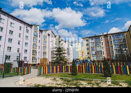 Nouveaux immeubles résidentiels de grande hauteur. Appartements avec balcon dans une nouvelle zone. Bâtiments résidentiels modernes. Aire de jeux pour enfants dans la cour de Banque D'Images