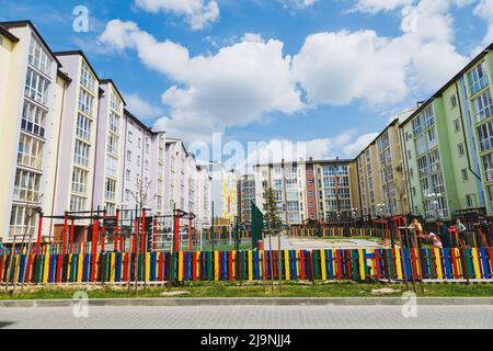 Nouveaux immeubles résidentiels de grande hauteur. Appartements avec balcon dans une nouvelle zone. Bâtiments résidentiels modernes. Aire de jeux pour enfants dans la cour de Banque D'Images