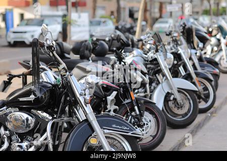 Castellon, Espagne-21 mai 2022 : motos rétro garées sur le parking de motos. Meetingof Bikers avant un voyage de rejoindre la rue de la ville. Banque D'Images