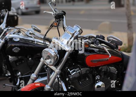 Castellon, Espagne - 21 mai 2022 : gros plan des motos rouges Retro Harley Davidson garées sur le parking des motos. Réunion des motards avant un joi Banque D'Images