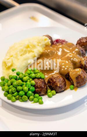 Boulettes de bois avec purée de pommes de terre, sauce, petits pois et confiture de mûres d'Ikea Banque D'Images