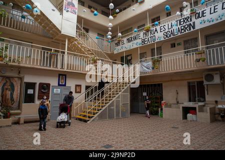 Tijuana, Mexique. 21st mai 2022. Une famille de migrants se trouve dans la cour de l'auberge Casa del Migrante (maison de migrants). Le titre 42, un règlement lié à une pandémie limitant l'immigration du Mexique vers les États-Unis, reste en place pour l'instant. Connue sous le nom de titre 42, la réglementation des Centers for Disease Control and Prevention (CDC) des États-Unis permet aux autorités de déporter rapidement la plupart des migrants qui entrent illégalement dans le pays, citant les risques sanitaires liés à une pandémie. Crédit : Aimee Melo/dpa/Alay Live News Banque D'Images