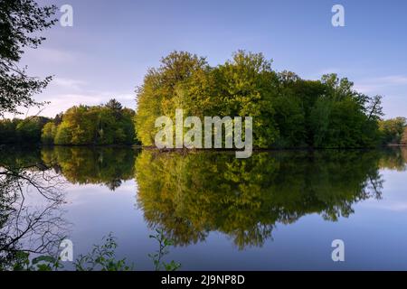 Image panoramique du magnifique et idyllique lac de Bensberg, Bergisch Gladbach, Allemagne Banque D'Images