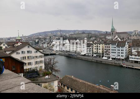 ZURICH, SUISSE - 18 MARS 2022 : promenade populaire Niederdorf dans la vieille ville de Zurich Banque D'Images