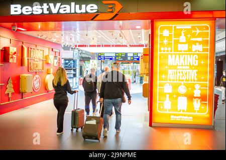 20 avril 2022 passagers passant par l'aéroport Henry Coanda de Bucarest et attendant ou allant embarquer avec leurs valises guidées par l'a Banque D'Images