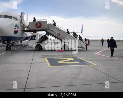 Kars, Turquie - 25 février 2022 : passagers se trouvant dans un avion commercial SunExpress via un escalier mobile de compagnies aériennes turques à l'aéroport de Kars à Kars Banque D'Images