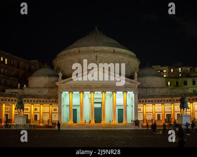 Façade de l'église San Francisco di Paola sur la Piazza del Plebiscito, Naples Banque D'Images